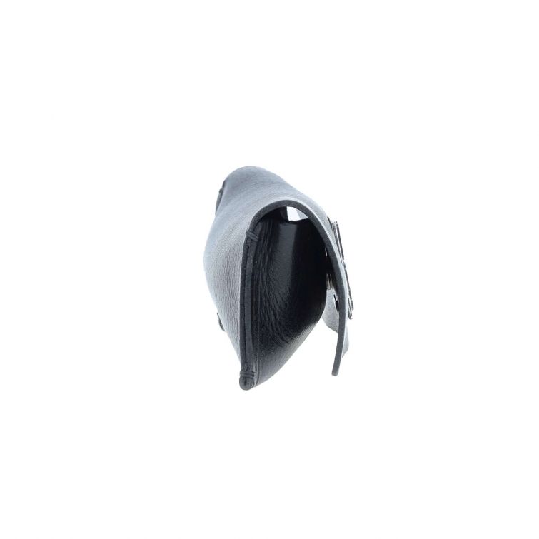 Custodia occhiali Ivor A.S.98 in pelle nera con logo metallico, design minimal e artigianale