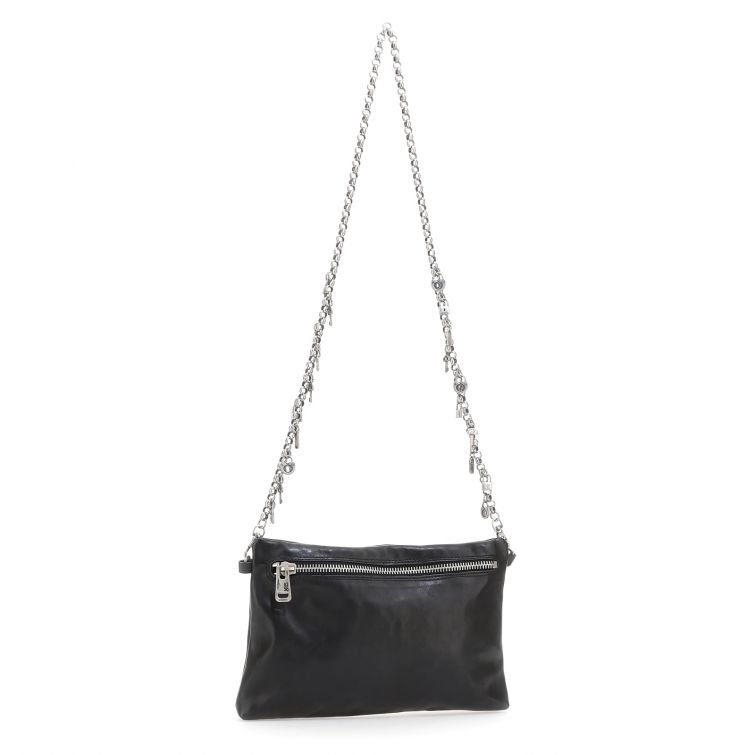 Pochette Uda A.S.98 in pelle nera con tracolla a catena argentata, stile essenziale e rock artigianale