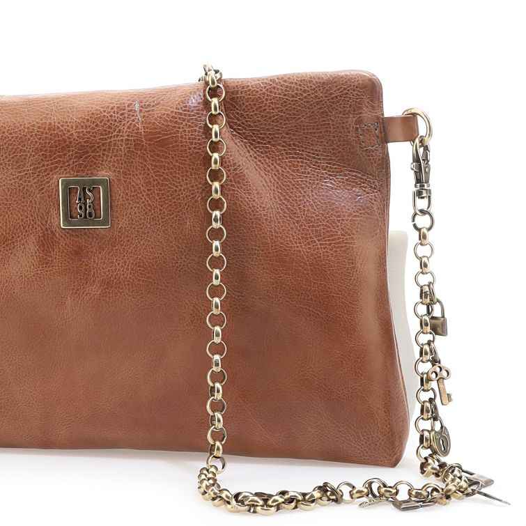 POCHETTE UDA: eleganza essenziale e dettagli rock A.S.98