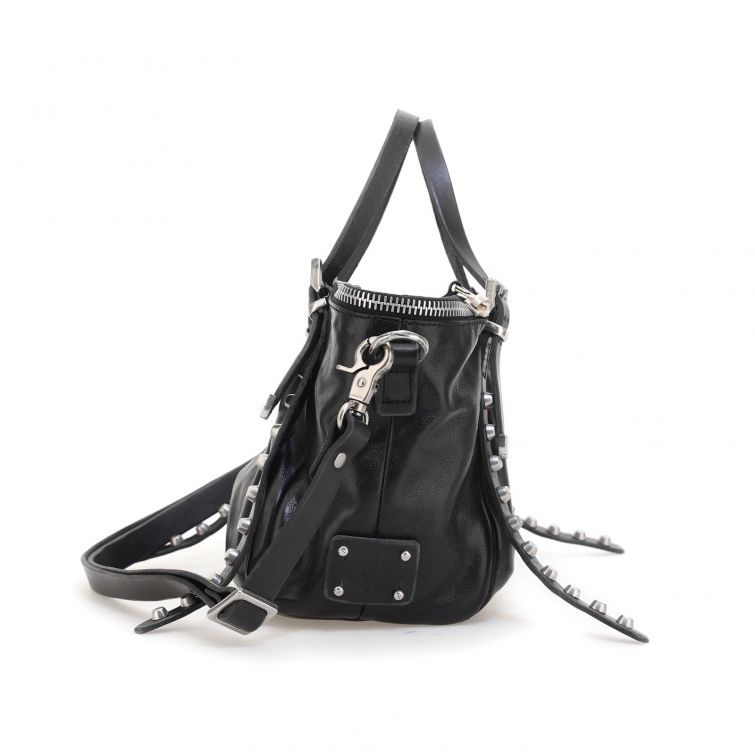 Borsa Bagley A.S.98 in pelle nera con borchie, zip a vista e tracolla regolabile, stile rock artigianale