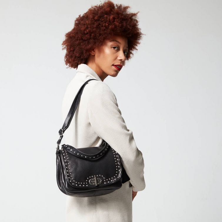 Borsa ERN A.S.98 in pelle nera con borchie metalliche, tracolla regolabile e chiusura frontale. Un accessorio grintoso dal carattere rock.