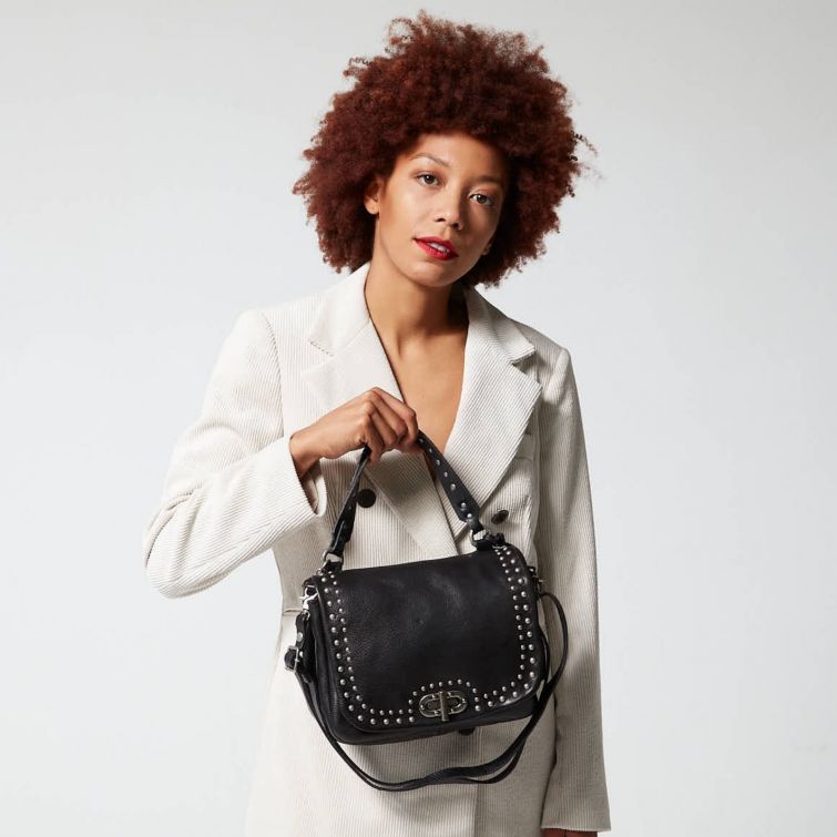 Borsa ERN A.S.98 in pelle nera con borchie metalliche, tracolla regolabile e chiusura frontale. Un accessorio grintoso dal carattere rock.