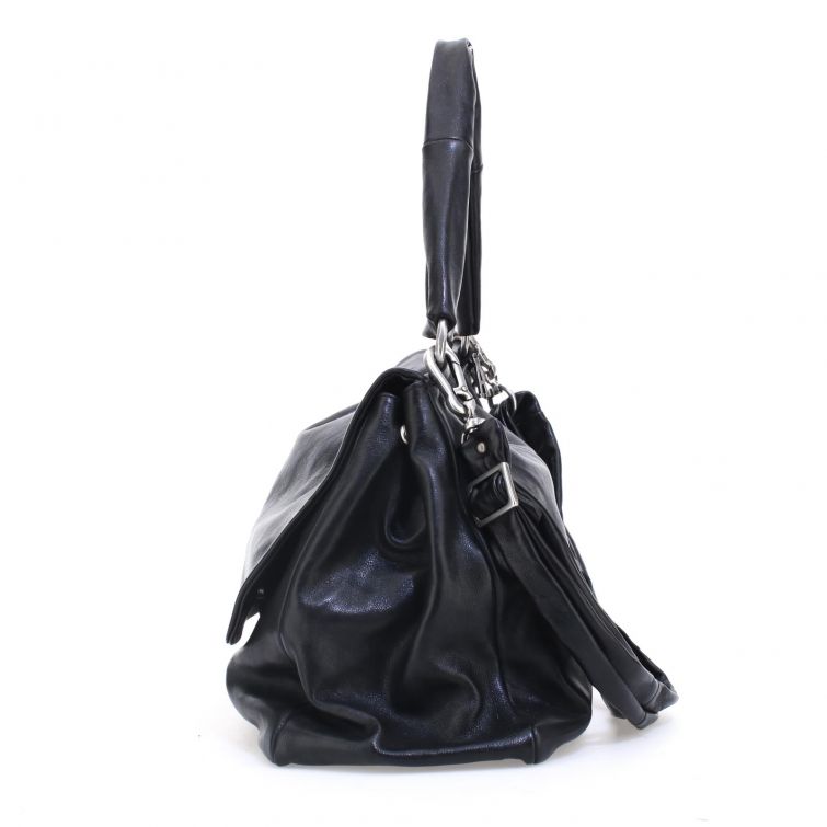Borsa Jessye A.S.98 in pelle nera morbida con manico ampio, design artigianale italiano elegante e moderno.