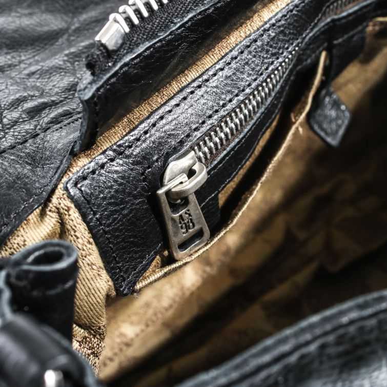 BORSA ESIA A.S.98 in pelle nera dallo stile deciso