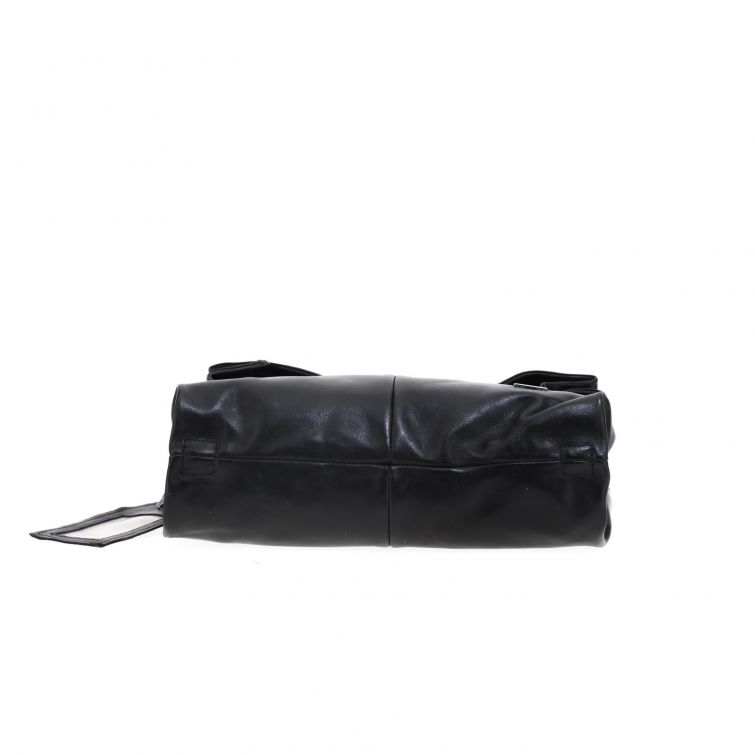 BORSA OLISIA A.S.98 in pelle nera dal design contemporaneo