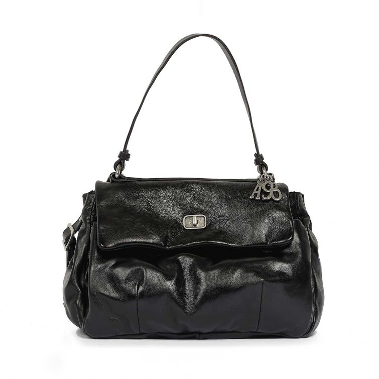 Borsa LÈA A.S.98 in pelle nera morbida con manico a spalla, patta frontale, chiusura metallica e charm logo A.S.98.