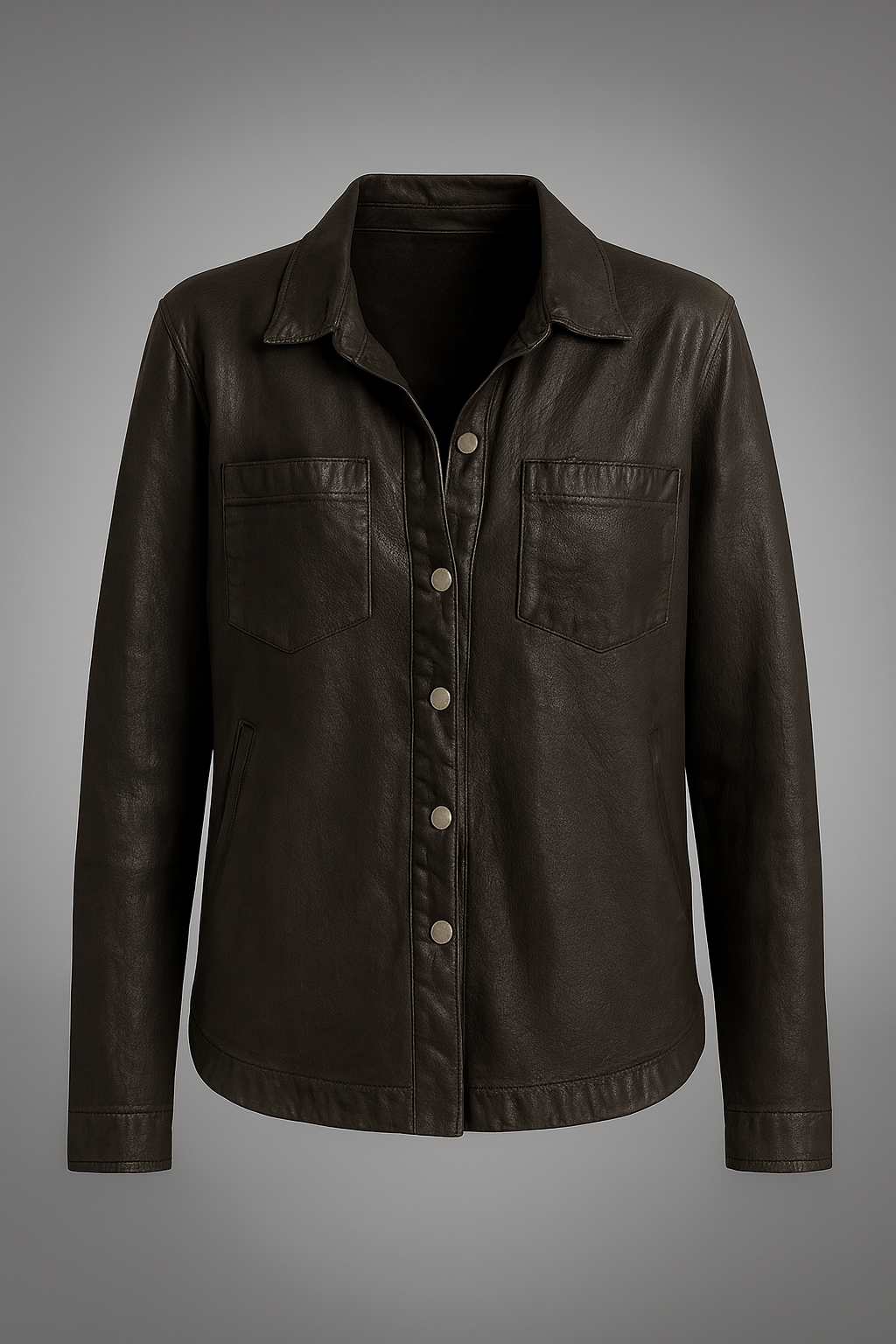 Camicia in pelle nera donna con bottoni metallici e design artigianale elegante.