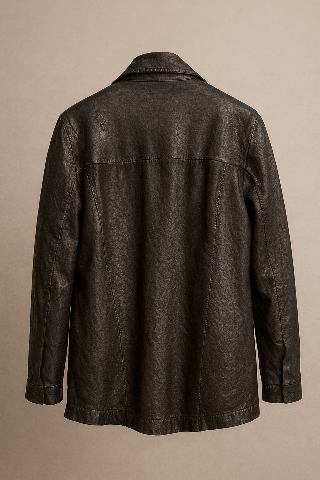 Camicia in pelle nera donna con bottoni metallici e design artigianale elegante.