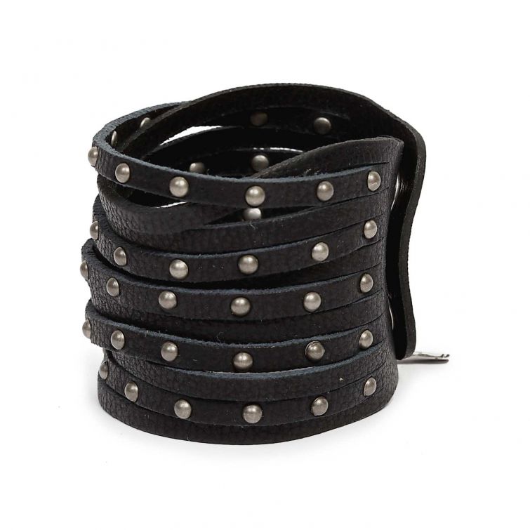 Braccialetto IAN A.S.98 in pelle nera multifascia con borchie metalliche argentate e pendente logato, stile rock unisex.