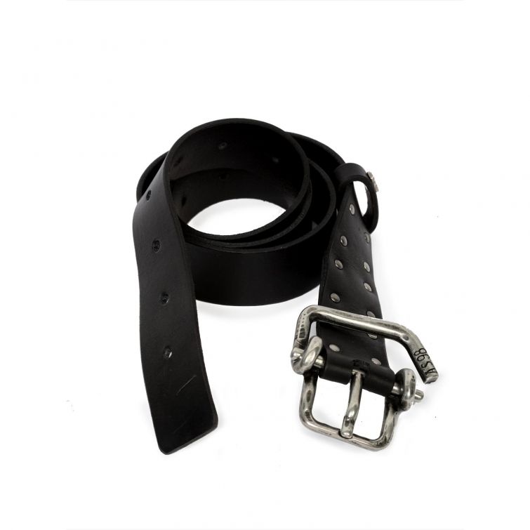 Cintura A.S.98 in pelle nera con fibbia argentata anticata, piccoli rivetti metallici e dettaglio logo inciso, design dallo stile rock e vintage.