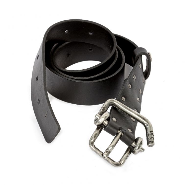 Cintura A.S.98 in pelle nera con fibbia argentata anticata, piccoli rivetti metallici e dettaglio logo inciso, design dallo stile rock e vintage.