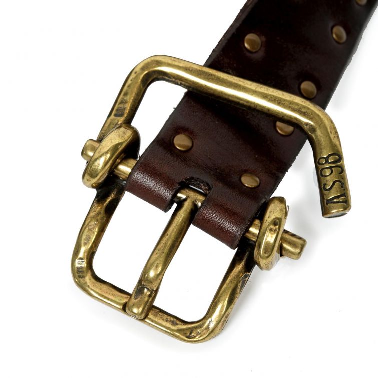 Cintura A.S.98 in pelle marrone testa di moro con fibbia bronzata anticata, rivetti metallici e dettaglio logo, design vintage dallo stile rock.