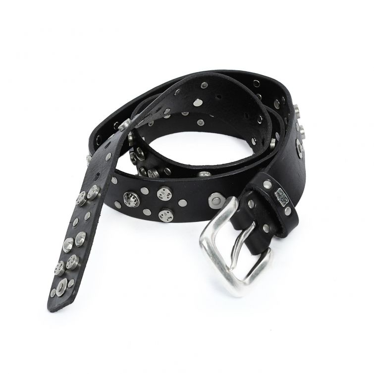 Cintura A.S.98 in pelle nera con borchie metalliche argentate, fibbia anticata e logo A.S.98, accessorio dallo stile rock e artigianale.