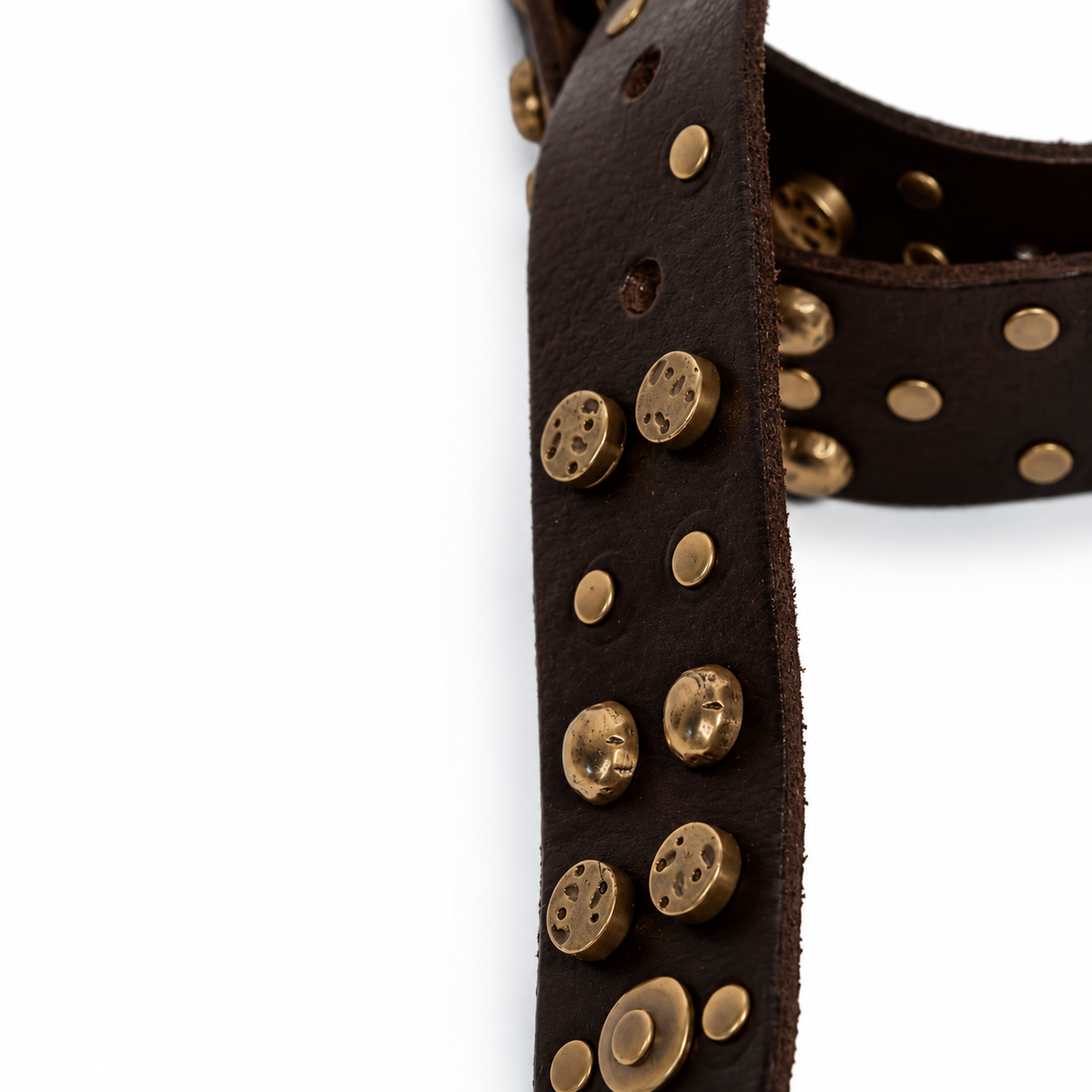 Cintura A.S.98 in pelle marrone testa di moro con borchie metalliche bronzate, fibbia anticata e dettaglio logo A.S.98, stile rock artigianale.
