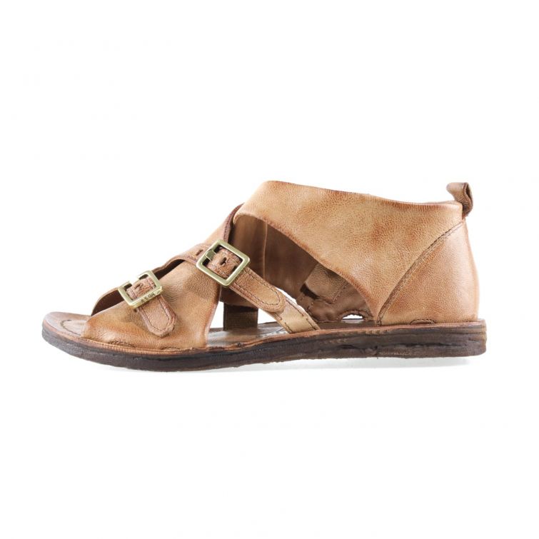 Sandali Ruth A.S.98 in pelle color cuoio con fibbie regolabili, suola flat e design artigianale confortevole.
