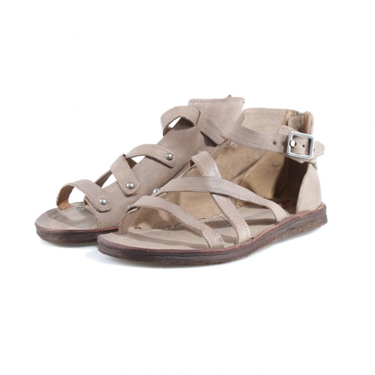 Sandali Ralph A.S.98 in pelle beige con fascette incrociate, cinturino regolabile e suola flat dal design artigianale.