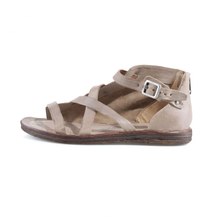 Sandali Ralph A.S.98 in pelle beige con fascette incrociate, cinturino regolabile e suola flat dal design artigianale.