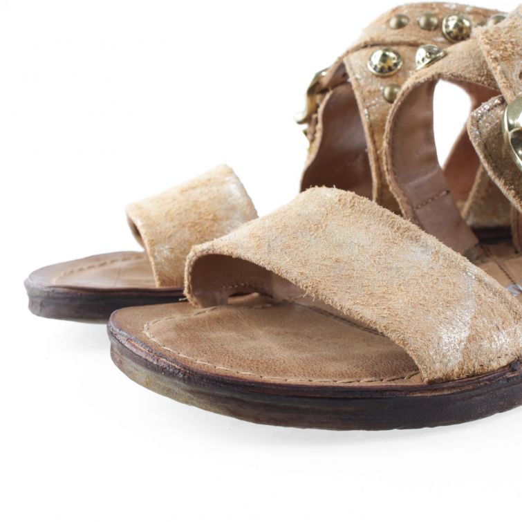 SANDALI RIANNA Eleganza naturale con dettagli grintosi