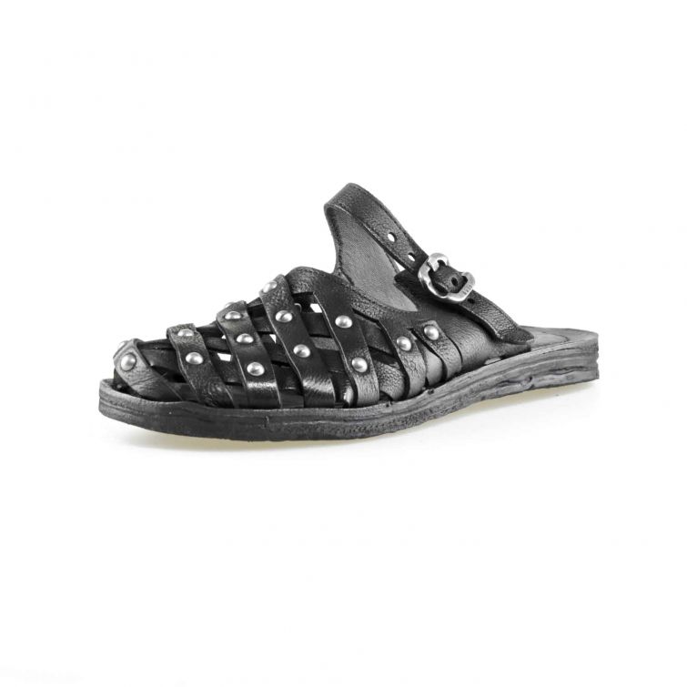 Sandali Rissia A.S.98 in pelle nera con tomaia intrecciata, borchie metalliche, fibbia regolabile e suola flat artigianale.