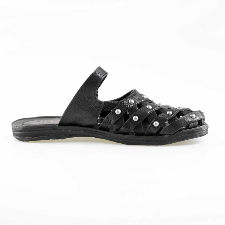 SANDALI RISSIA in pelle nera con borchie e fibbia