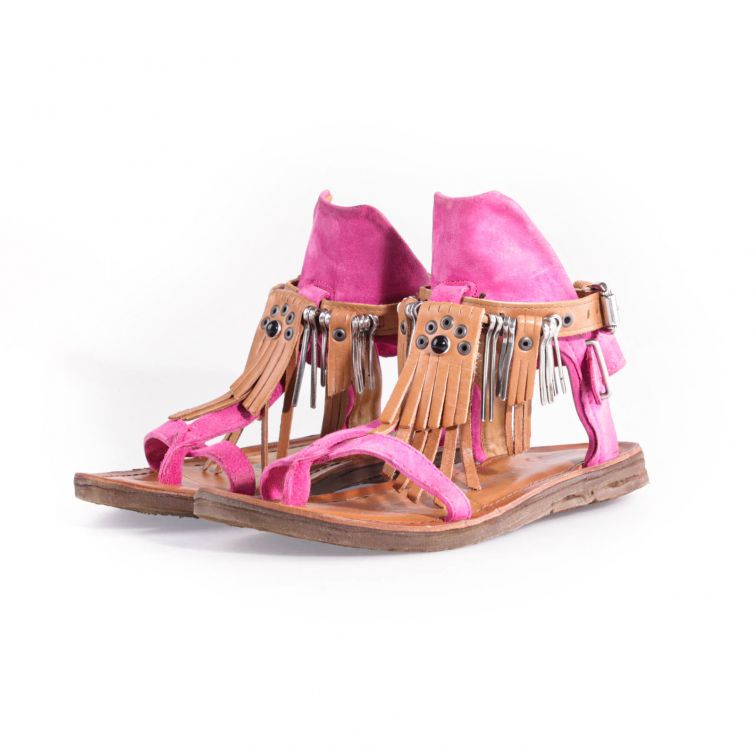 Sandali Rowa A.S.98 in pelle fucsia con frange e dettagli metallici, suola piatta e design boho chic estivo da donna