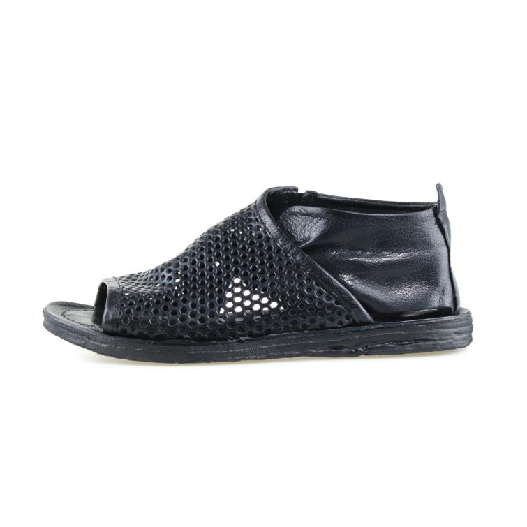 Sandali Reiley A.S.98 in pelle nera traforata con punta aperta e suola piatta, design comodo e urbano.