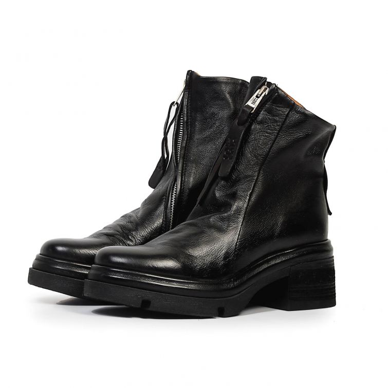 Stivaletti A.S.98 in pelle nera con zip metalliche, suola carrarmato e tacco 6,5 cm.