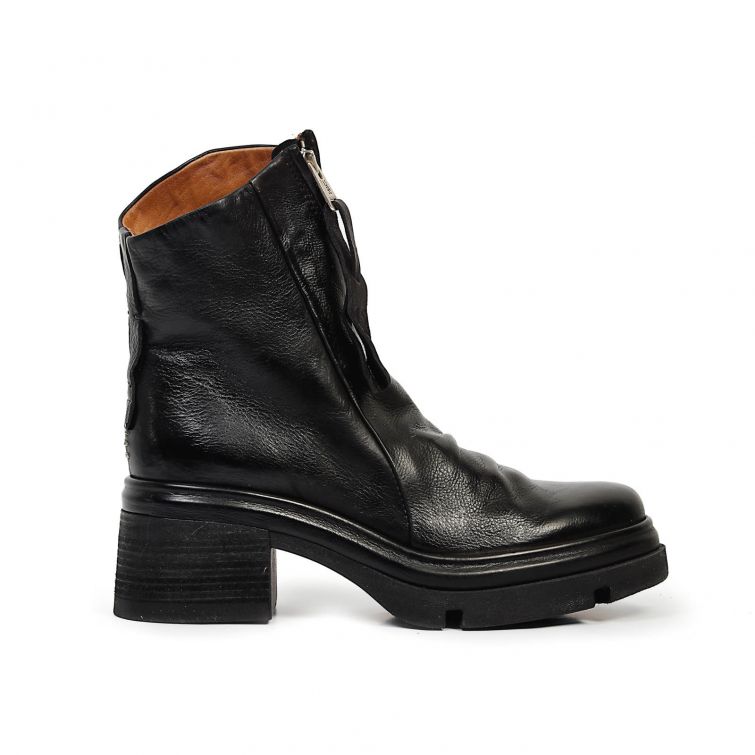 Stivaletti A.S.98 in pelle nera con zip metalliche, suola carrarmato e tacco 6,5 cm.