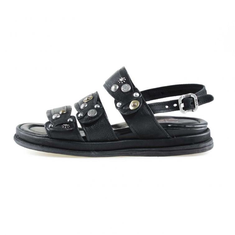 Sandali Seride A.S.98 in pelle nera con borchie metalliche e cinturino, suola bassa stile rock da donna