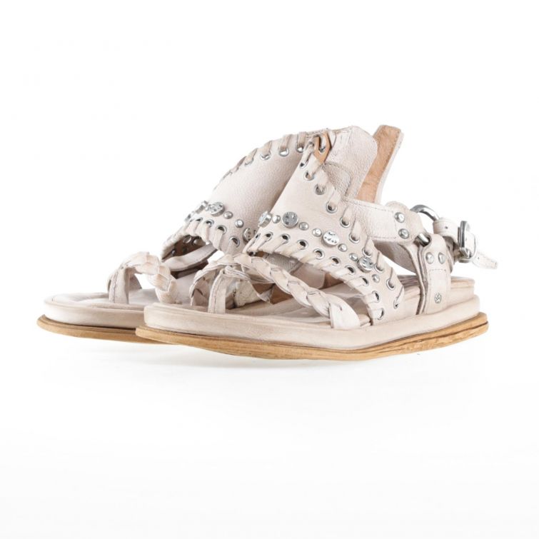 Sandali Slaine A.S.98 in pelle beige con borchie e fasce intrecciate, design artigianale italiano stile rock estivo