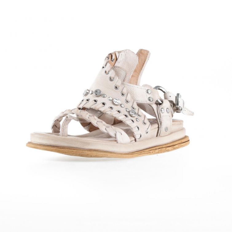 Sandali Slaine A.S.98 in pelle beige con borchie e fasce intrecciate, design artigianale italiano stile rock estivo