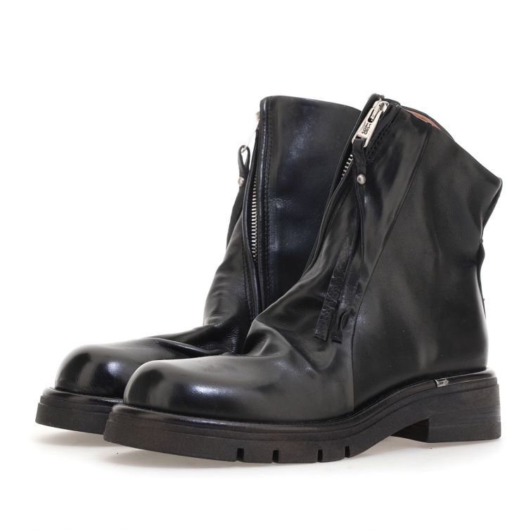 Stivaletti REGENA A.S.98 in pelle nera con suola in gomma e dettaglio metallico sul tallone, design artigianale Made in Italy.