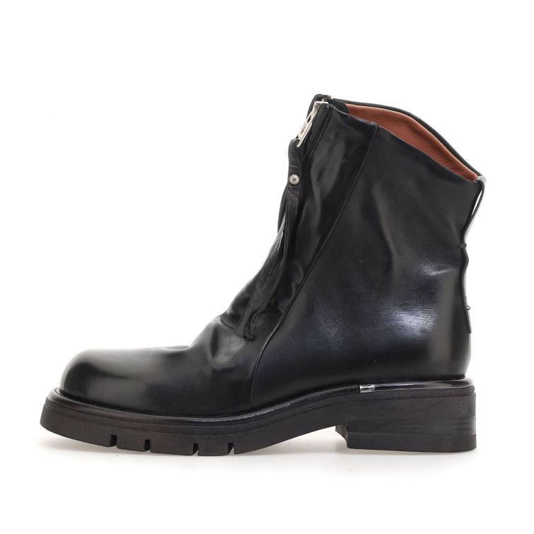 Stivaletti REGENA A.S.98 in pelle nera con suola in gomma e dettaglio metallico sul tallone, design artigianale Made in Italy.