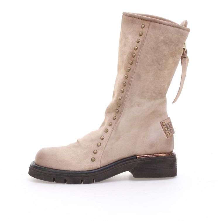 Stivaletti Revel in pelle beige con borchie, tacco in gomma e dettaglio metallico