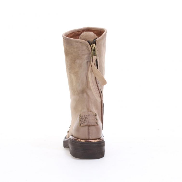 STIVALETTI REVEL in pelle beige con tacco gomma e borchie