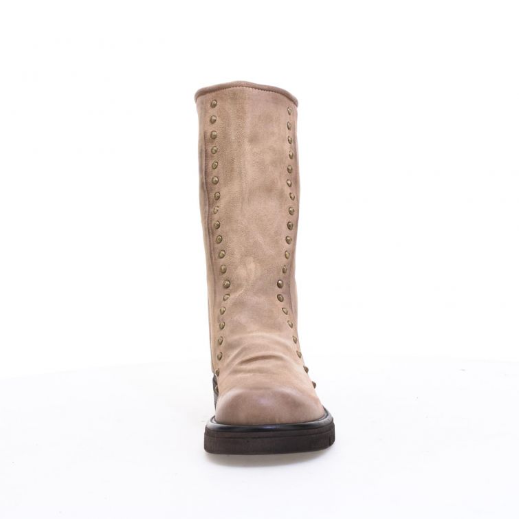STIVALETTI REVEL in pelle beige con tacco gomma e borchie