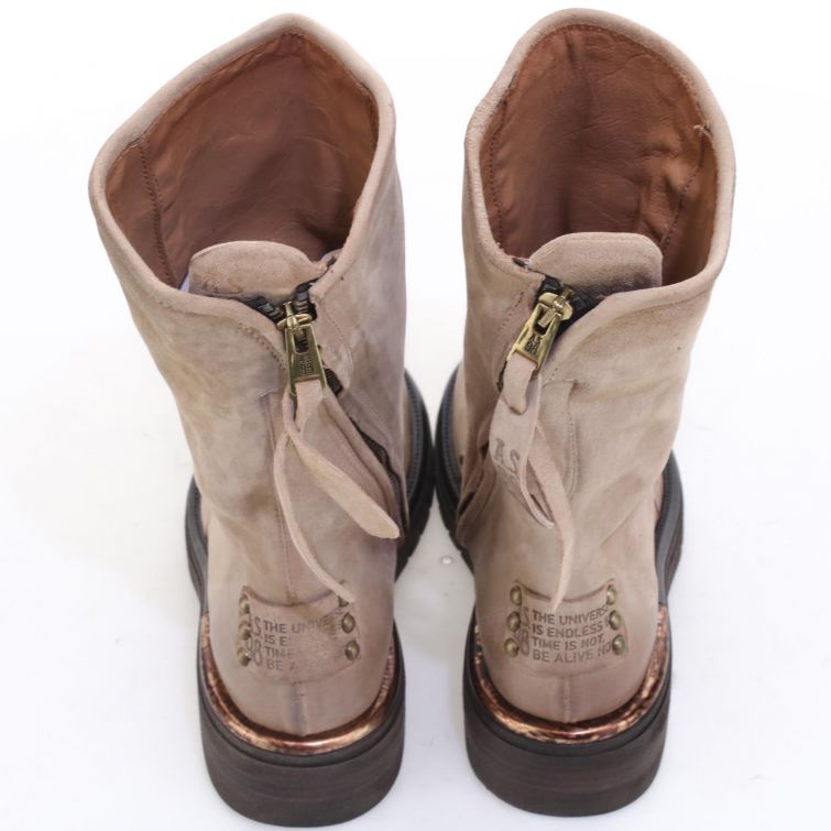 STIVALETTI REVEL in pelle beige con tacco gomma e borchie