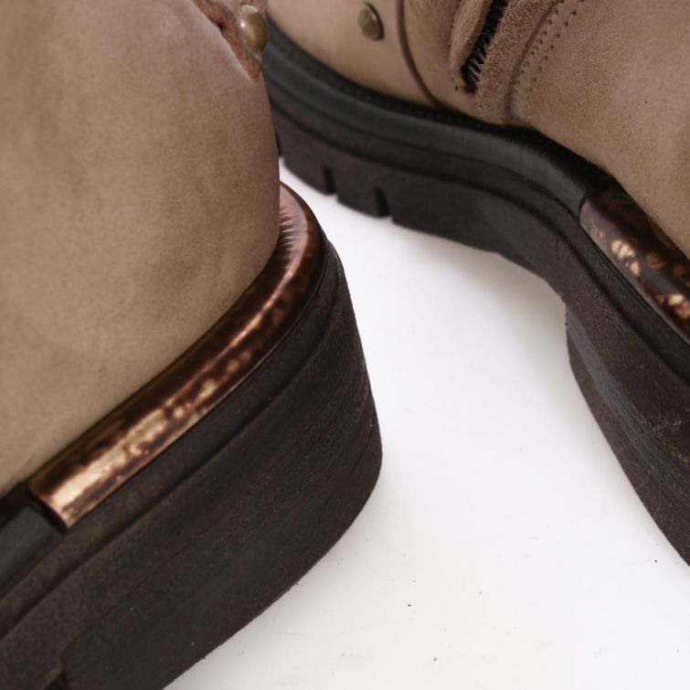 STIVALETTI REVEL in pelle beige con tacco gomma e borchie