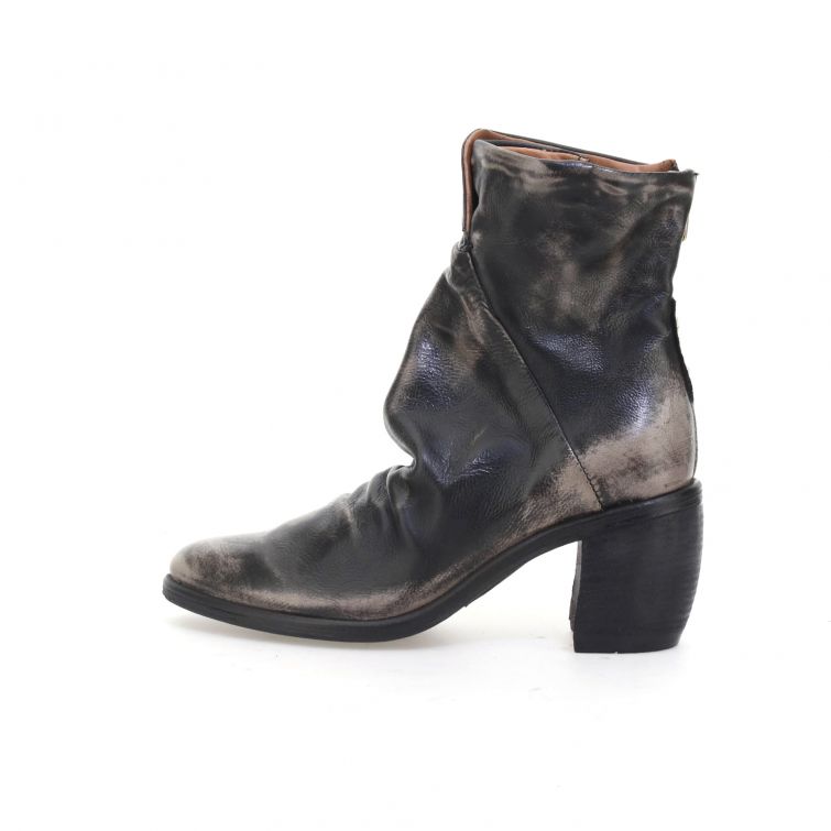 Stivaletti Romy Rithm in pelle nera sfumata con tacco e silhouette post-punk.