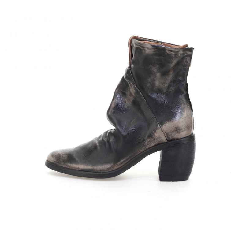 STIVALETTI ROMY: stile post-punk dal fascino ribelle