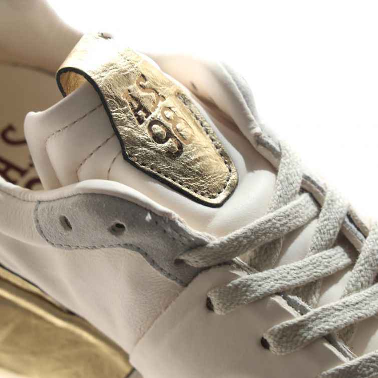 SNEAKERS FOSTER: Stile Iconico e Audace per un Look Deciso