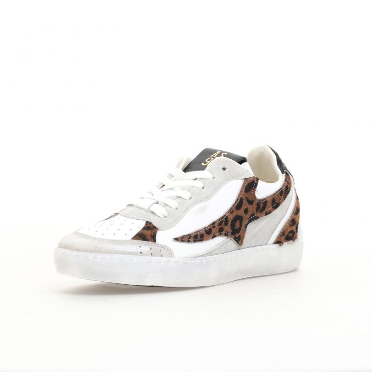 Sneakers Grady Goback basse, pelle bianca con dettagli animalier, stella laterale e suola effetto vintage.