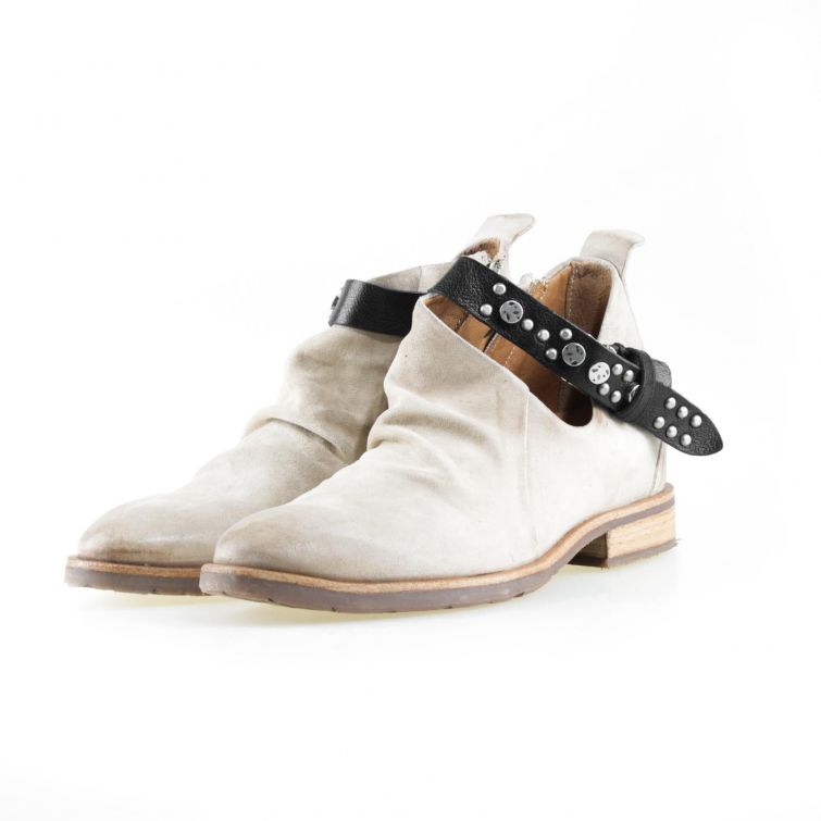 Stivaletti Ismera A.S.98 in pelle beige con cinturino borchiato stile urbano