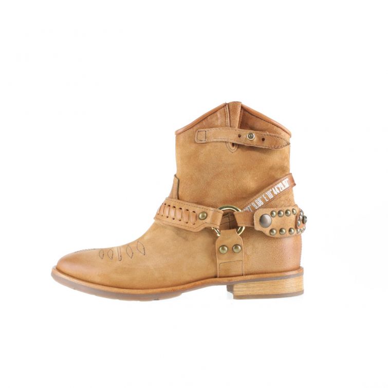 Stivaletti Ievia A.S.98 in pelle cuoiocon borchie e cinturini stile biker urbano