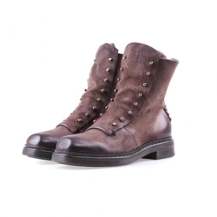 Stivaletti Veila A.S.98 in pelle marrone con borchie dorate e tacco basso, stile rock-chic Made in Italy.