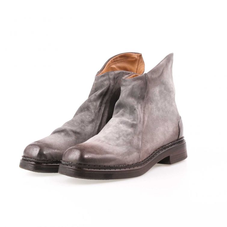 Stivaletti Vista A.S.98 in pelle grigia con piccolo tacco, design essenziale e artigianale Made in Italy.