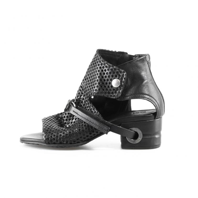 Sandali Fillia A.S.98 in pelle nera forata con cinturino al tallone e anello metallico, design strutturato e moderno per look di carattere