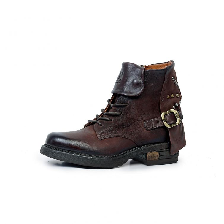 Stivaletto PEPE A.S.98 in pelle marrone scuro effetto vintage, con lacci, fibbia laterale anticata, borchie metalliche e suola nera stile biker.