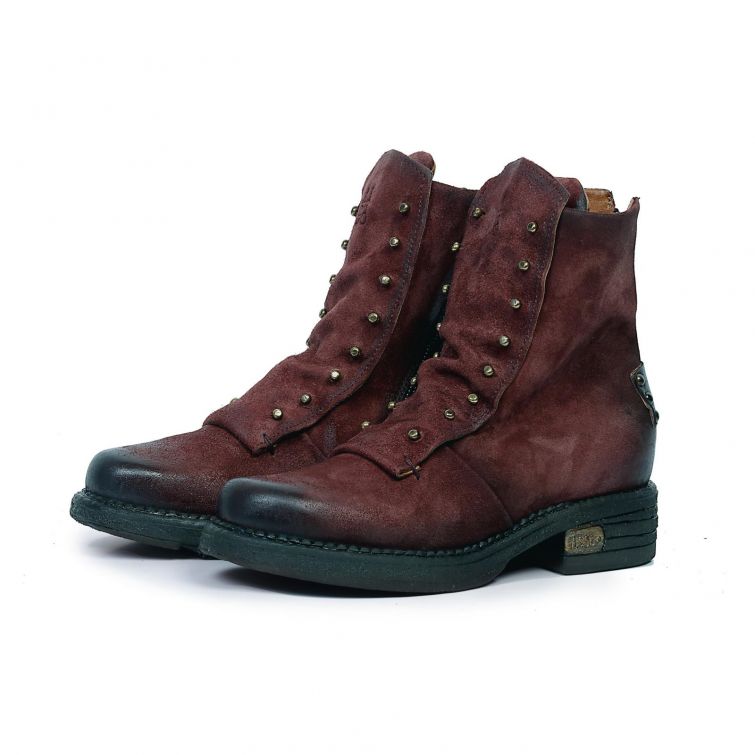 Stivali POETA A.S.98 in pelle bordeaux effetto vissuto con borchie metalliche, suola scura e tacco basso.