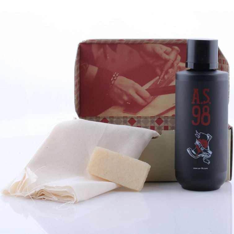 Prodotto Leather Care A.S.98 per la cura e la protezione di pelle e accessori artigianali.